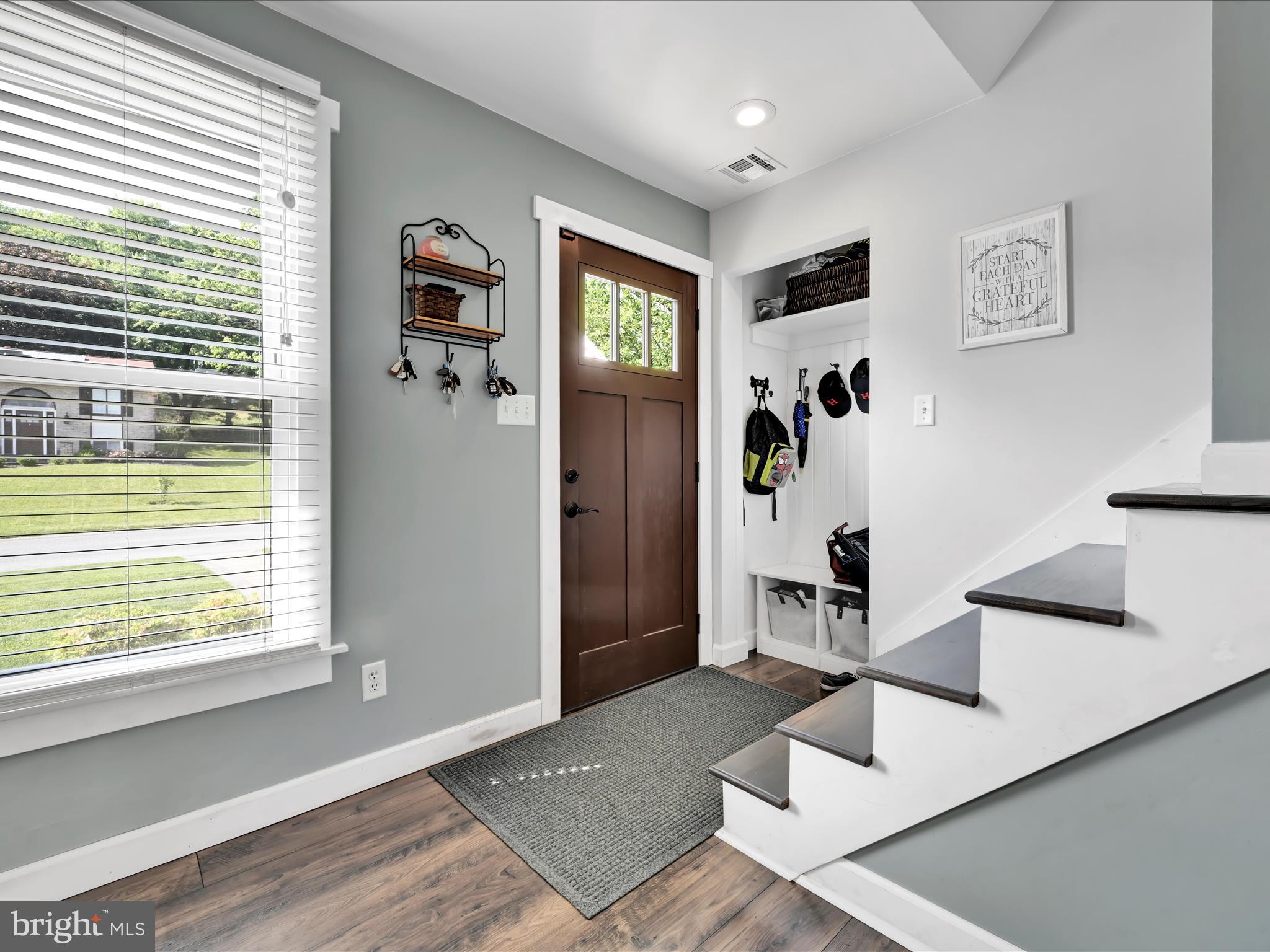 397 Jay Lane Mountville, PA 17554 - Photo 2 of 32 foyer