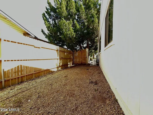 a view of a backyard