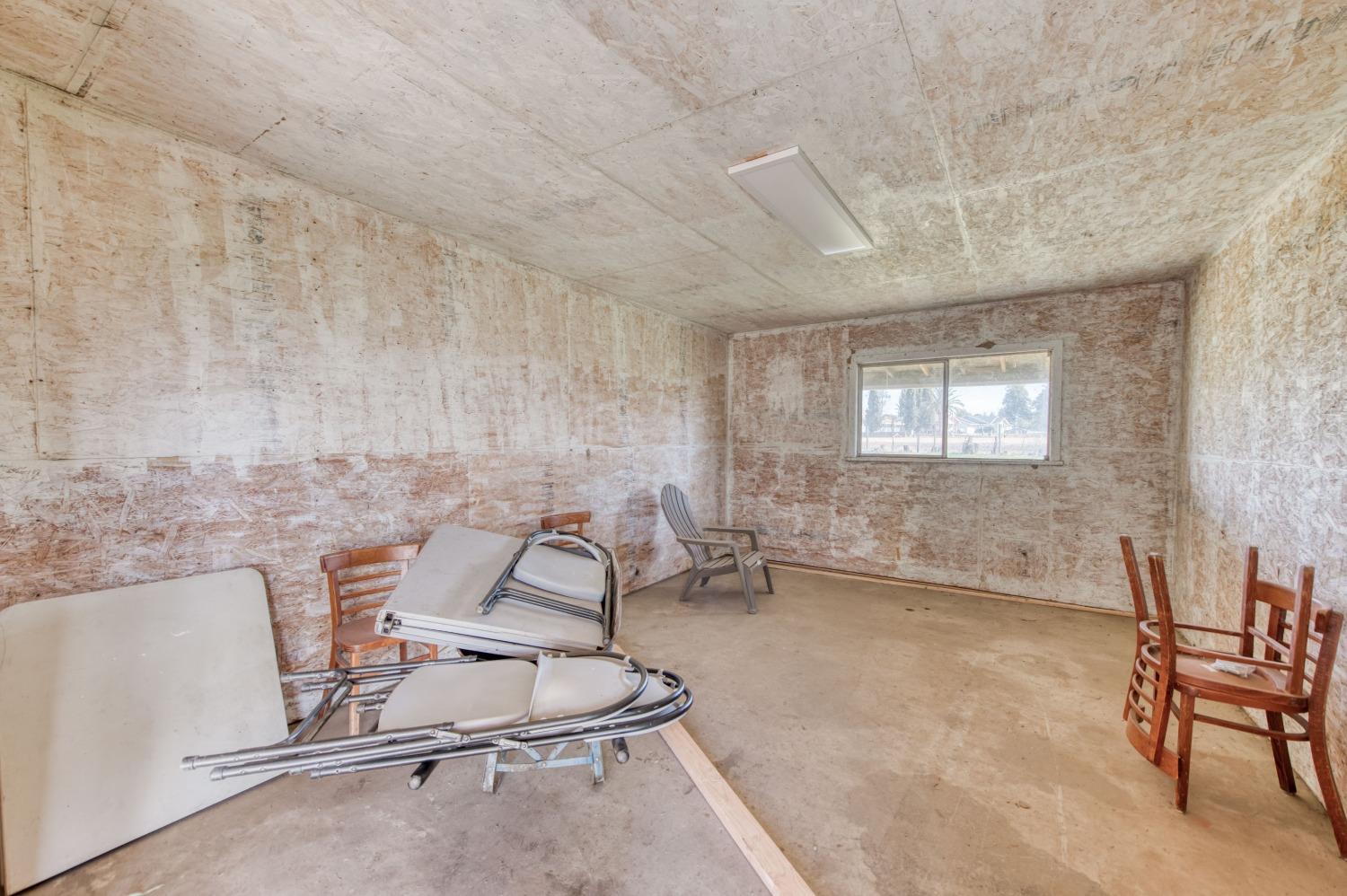 25540 Lynn Place, Unit B Madera, CA 93638 - Photo 26 of 37 a room with gym equipment