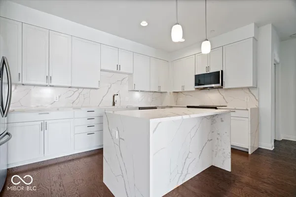 $770,000 | 333 Massachusetts Avenue, Unit 401, Indianapolis, IN 46204