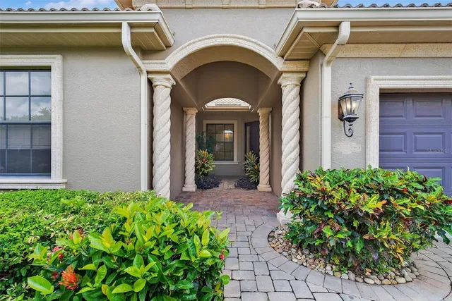 a view of a livingroom with furniture
