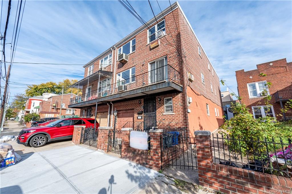 1936 Pilgrim Avenue Compass