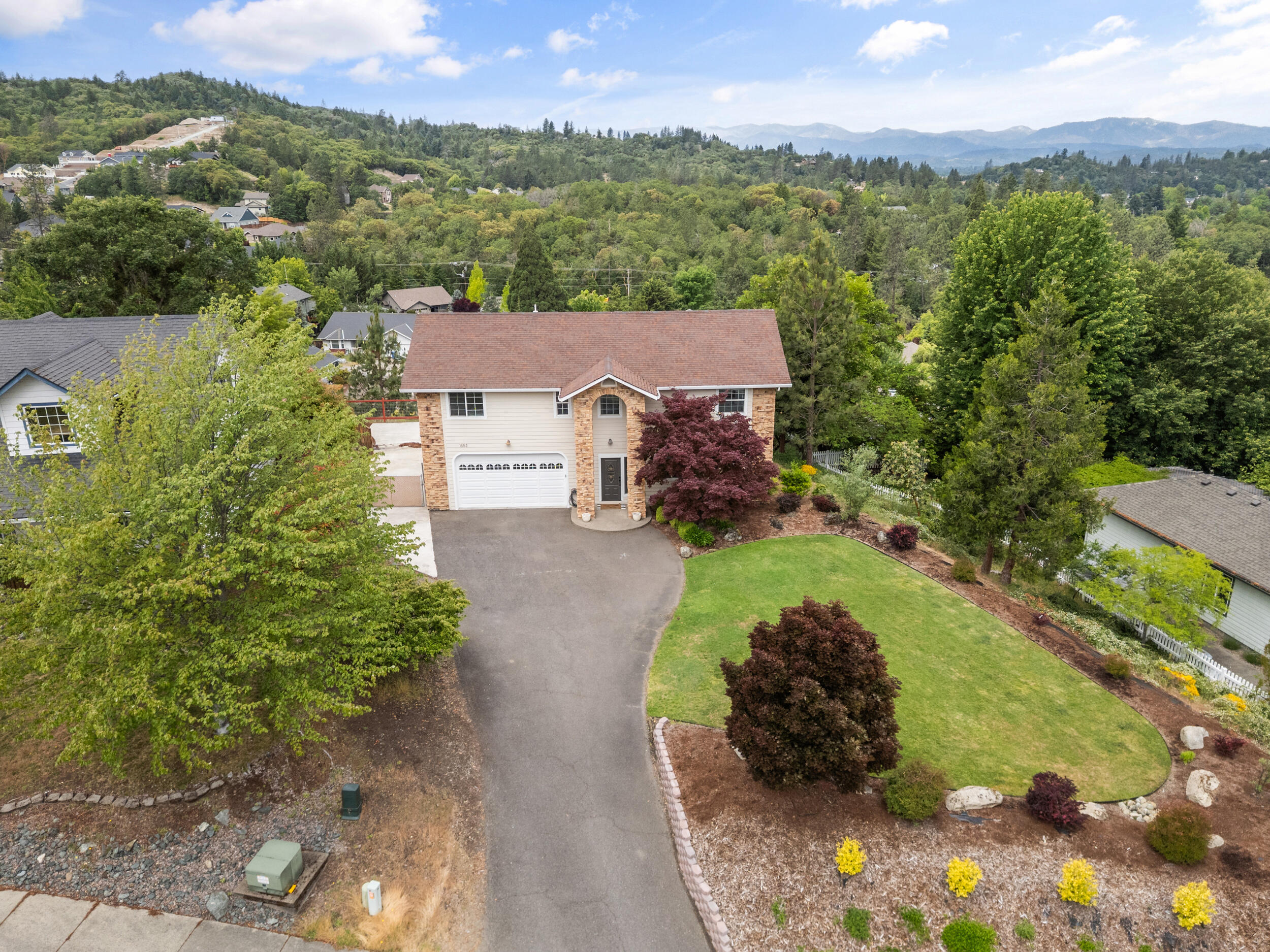 1553 Panoramic Loop Grants Pass, OR 97527 - Photo 3 of 51