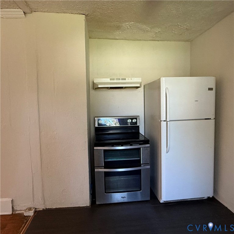 2928 Springview Drive Richmond, VA 23234 - Photo 8 of 15 a kitchen with a refrigerator and a stove