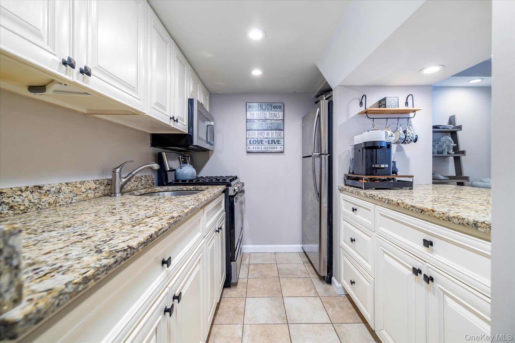 310 Riverside Boulevard, Unit G2 Long Beach, NY 11561 - Photo 9 of 17 Open Breakfast Bar