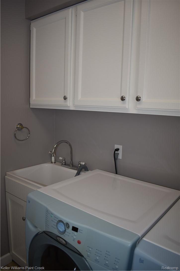 1993 Ridgefield Court Rochester, MI 48306 - Photo 19 of 47 BOTH THE WASHER & DRYER ARE WHIRLPOOL DUETS & THEY ARE INCLUDED IN THE PURCHASE OF THE HOUSE