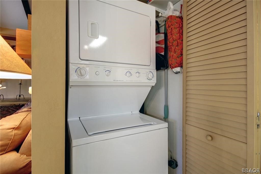 650 Riverside Avenue Sugarloaf, CA 92386 - Photo 12 of 15 a utility room with dryer and washer