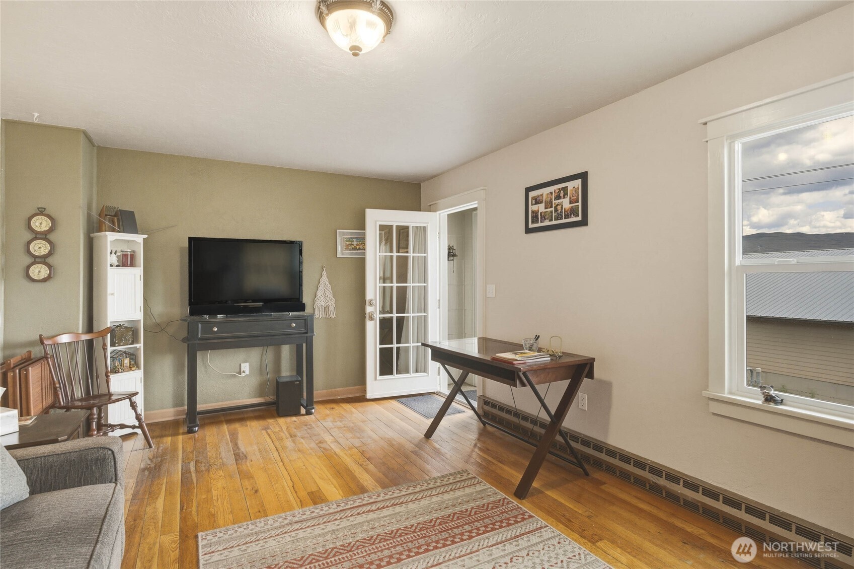 462 Beach Street Pateros, WA 98846 - Photo 4 of 30 a living room with furniture and a flat screen tv