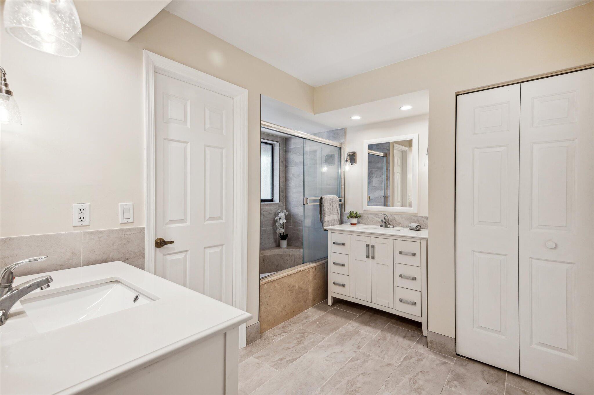 5750 Coach House Circle, Unit G Boca Raton, FL 33486 - Photo 12 of 19 12-Holtzheuser-5750 Coach House Cir G-12