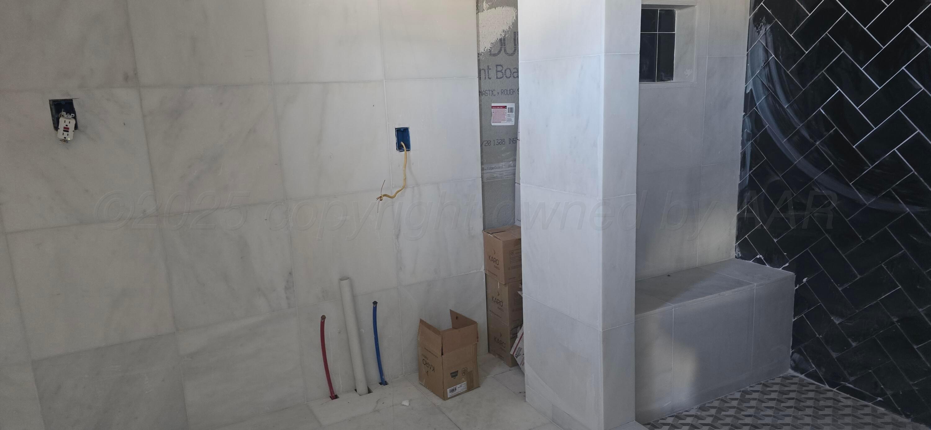 904 Elmore Street Borger, TX 79007 - Photo 14 of 20 a bathroom with a bathtub and a toilet