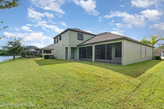 a view of an house with backyard space and garden