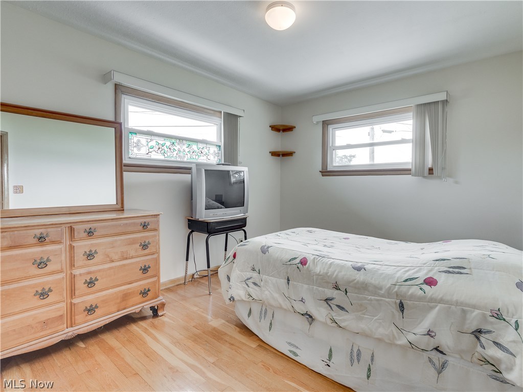 1535 Chelmsford Road Cleveland, OH 44124 - Photo 12 of 19 2nd Bedroom. Beautiful hardwood floors and windows through out.