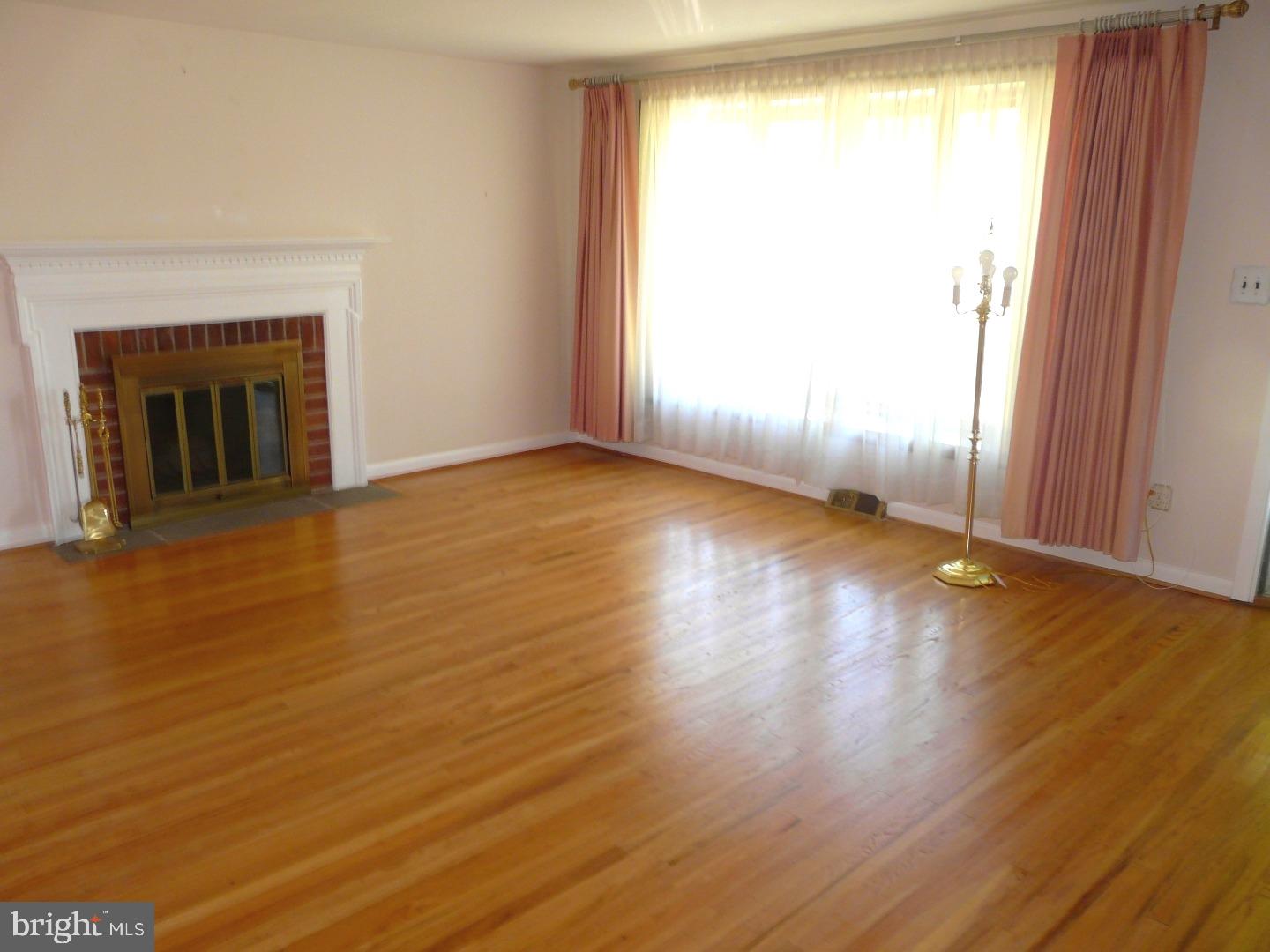 417 Maddock Road Springfield, PA 19064 - Photo 3 of 25 Living Room