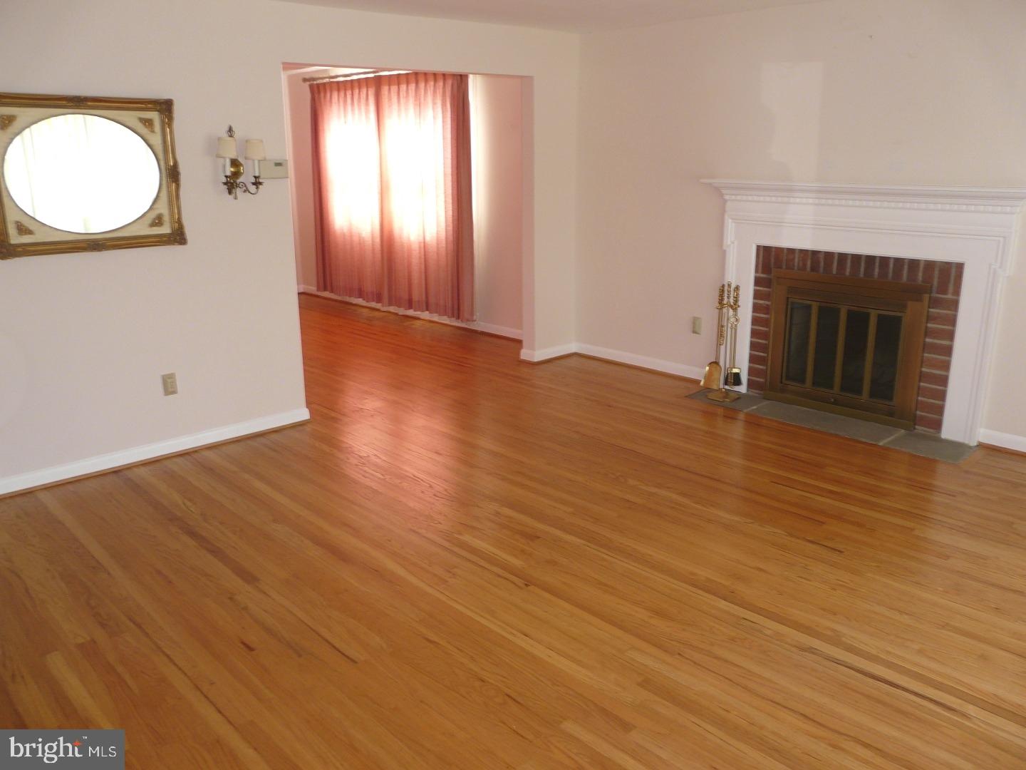 417 Maddock Road Springfield, PA 19064 - Photo 4 of 25 Living Room