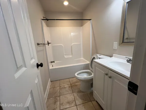 $975 | 100 Elizabeth Street, Unit E, Picayune, MS 39466