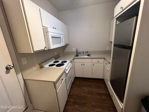 $975 | 100 Elizabeth Street, Unit E, Picayune, MS 39466