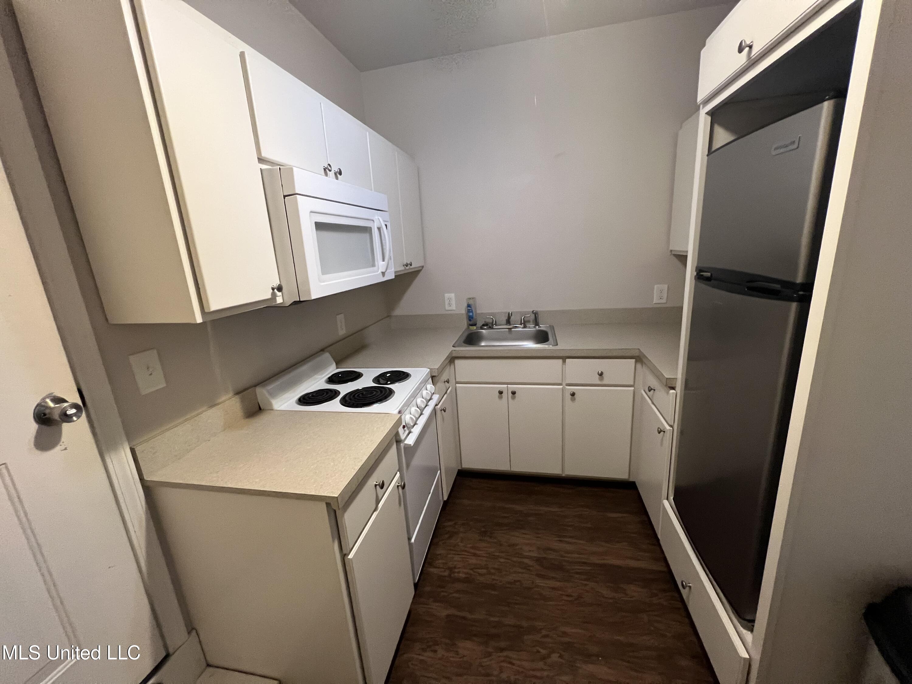 100 Elizabeth Street, Unit E Picayune, MS 39466 - Photo 4 of 12 Photo Nov 11 2025, 2 35 22 PM