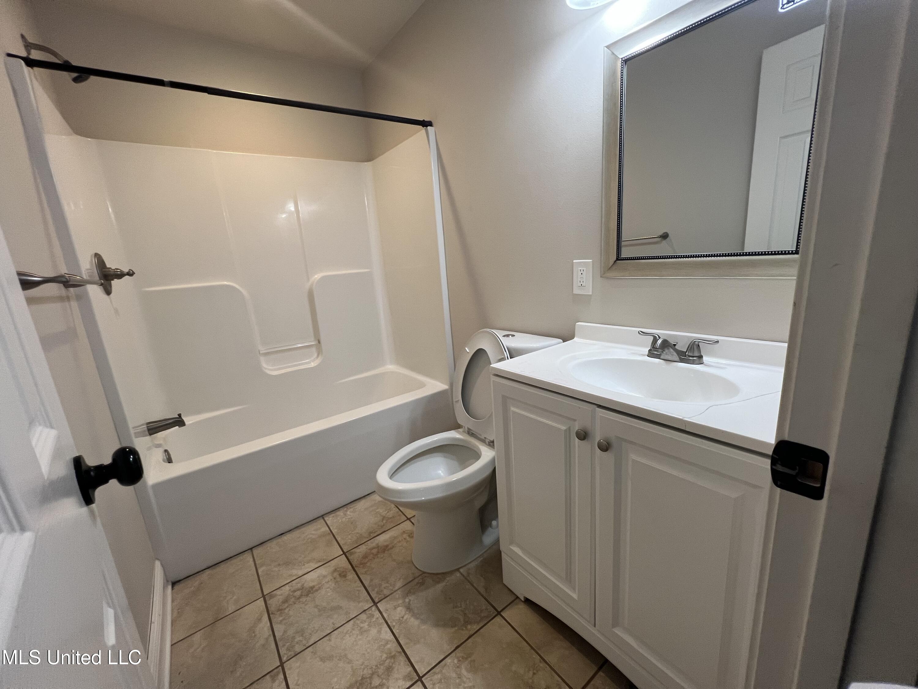 100 Elizabeth Street, Unit E Picayune, MS 39466 - Photo 10 of 12 Photo Nov 11 2025, 2 36 18 PM