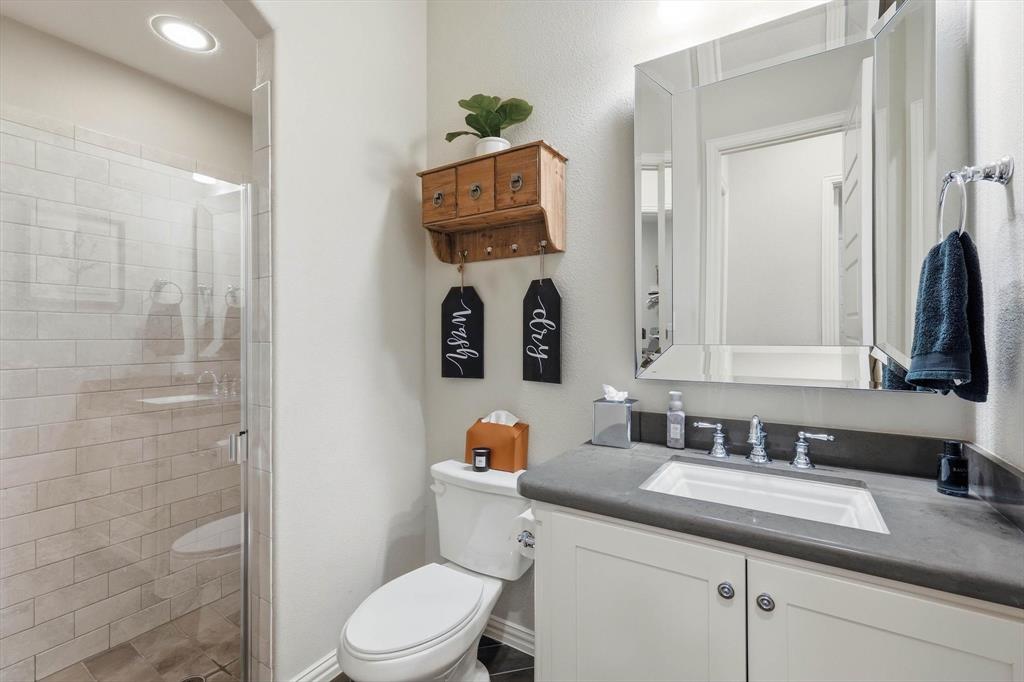 6721 Oak Knoll Road Flower Mound, TX 76226 - Photo 16 of 40 Adjacent full bathroom to bedroom #2