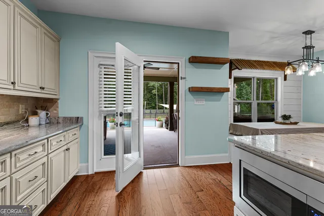 a view of a chair and table in backyard of the house