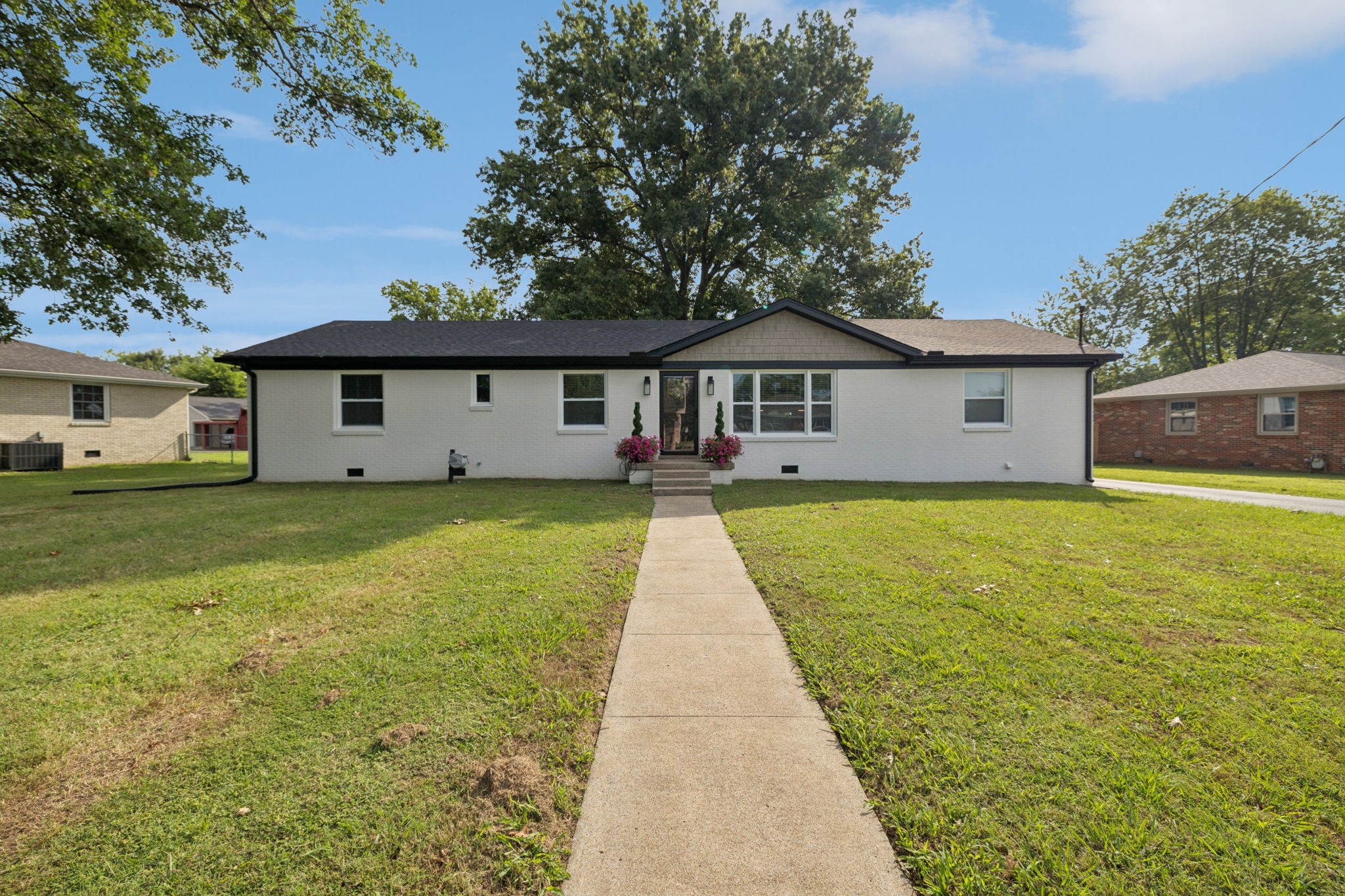 a view of house with garden