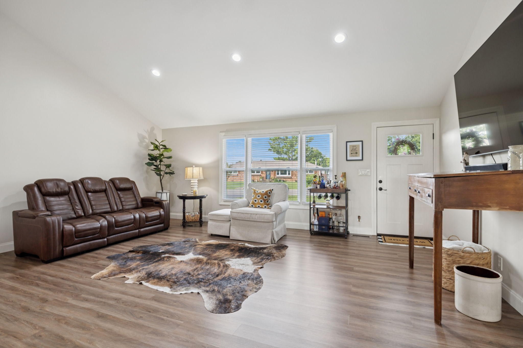 213 Knob Road Lebanon, TN 37087 - Photo 8 of 39 a living room with furniture and a wooden floor