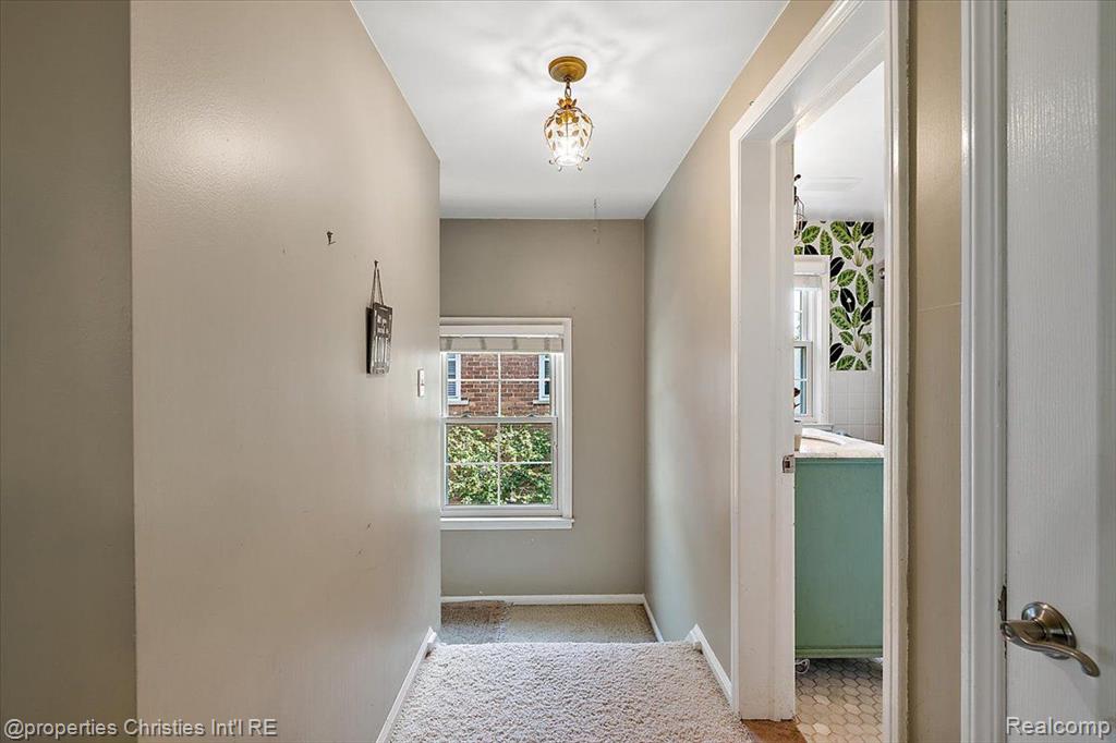 1683 Severn Road Grosse Pointe Woods, MI 48236 - Photo 21 of 47