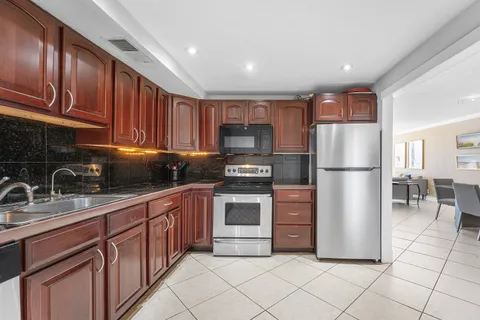 $425,000 | 1600 South Ocean Drive, Unit 7H, Hollywood, FL 33019