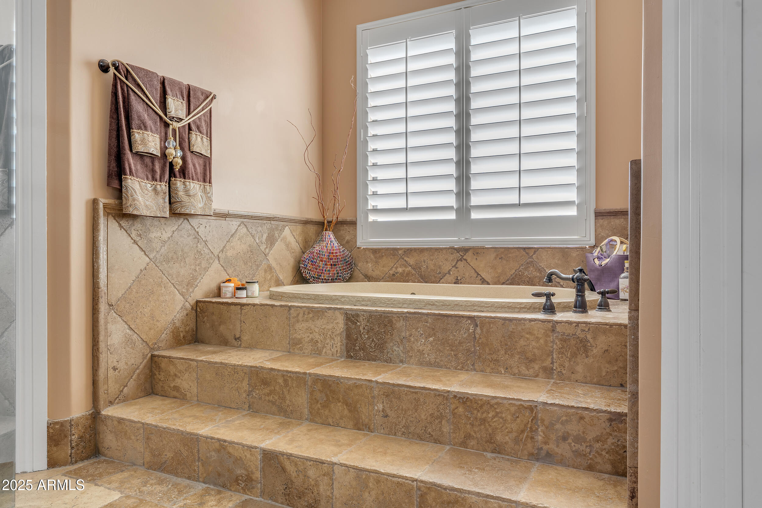 7172 Gelding Lane Coolidge, AZ 85128 - Photo 26 of 45 a bathroom with bathtub and window