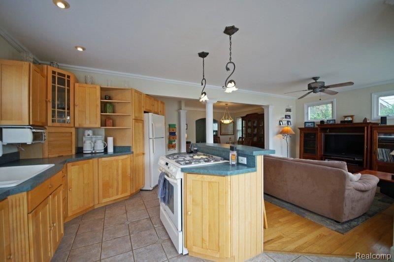 1577 Hampton Road Grosse Pointe, MI 48236 - Photo 10 of 25 DSC09338.JPG