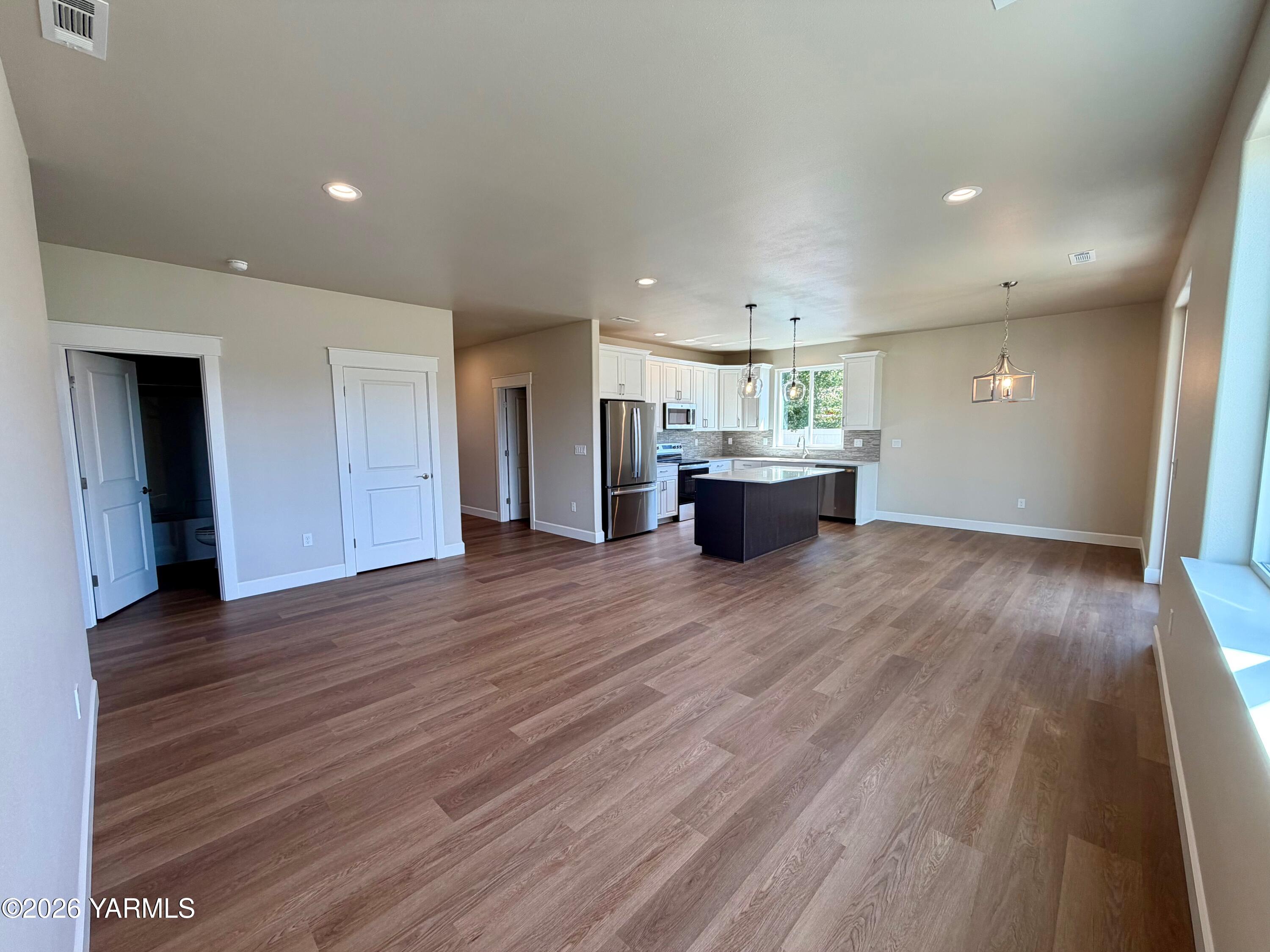 5912 Crestfields Road Yakima, WA 98903 - Photo 11 of 29 living1