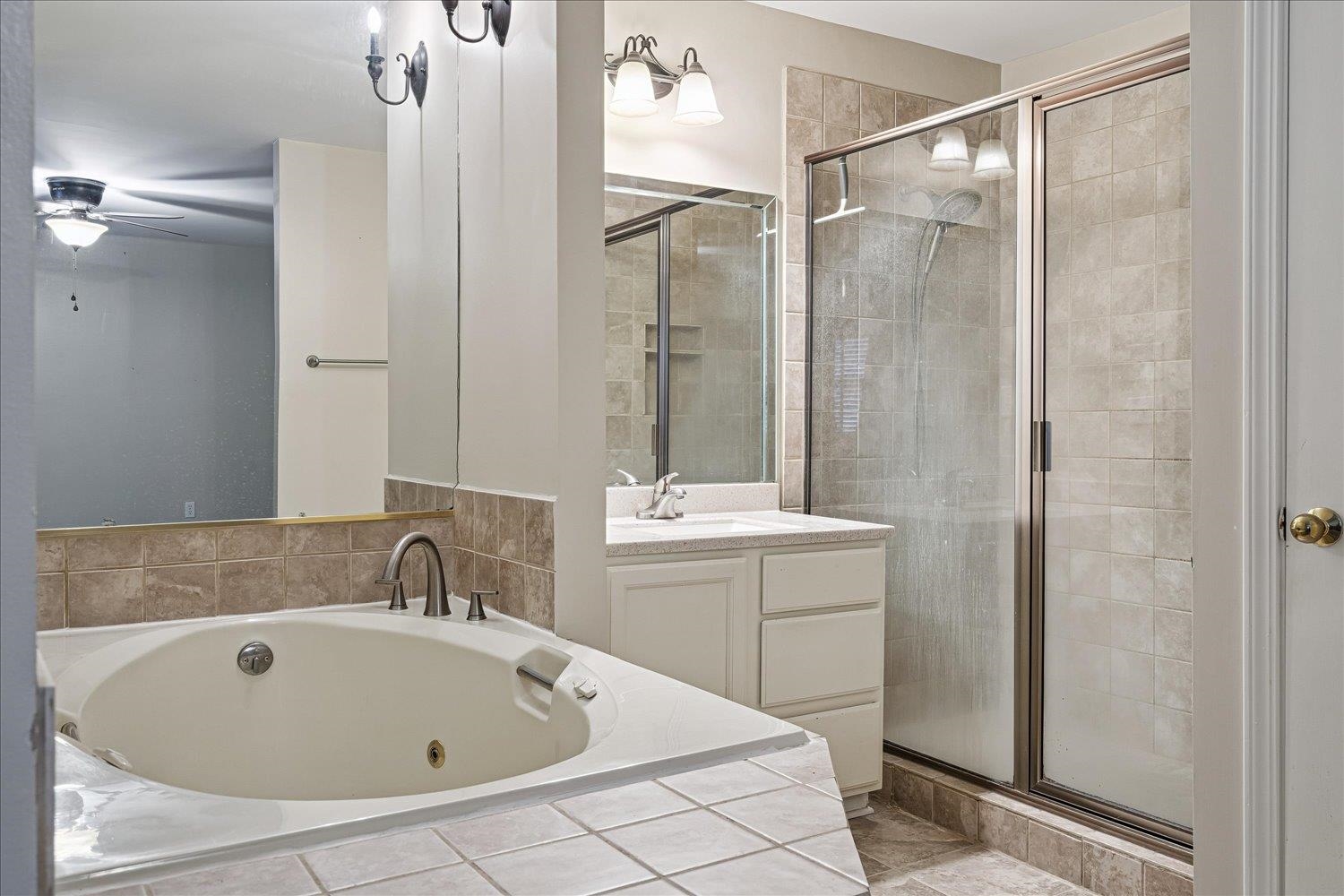6976 Country Road, Unit 34 Germantown, TN 38138 - Photo 14 of 25 a bathroom with a tub a sink and mirror