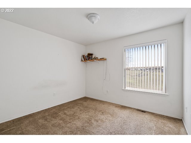 335 Jason Avenue Stanfield, OR 97875 - Photo 12 of 28 an empty room with a window
