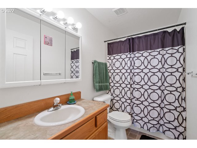 335 Jason Avenue Stanfield, OR 97875 - Photo 17 of 28 a bathroom with a sink toilet and shower