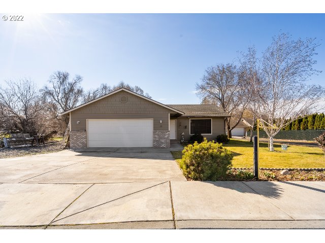 335 Jason Avenue Stanfield, OR 97875 - Photo 2 of 28 a view of a house with a yard and large tree