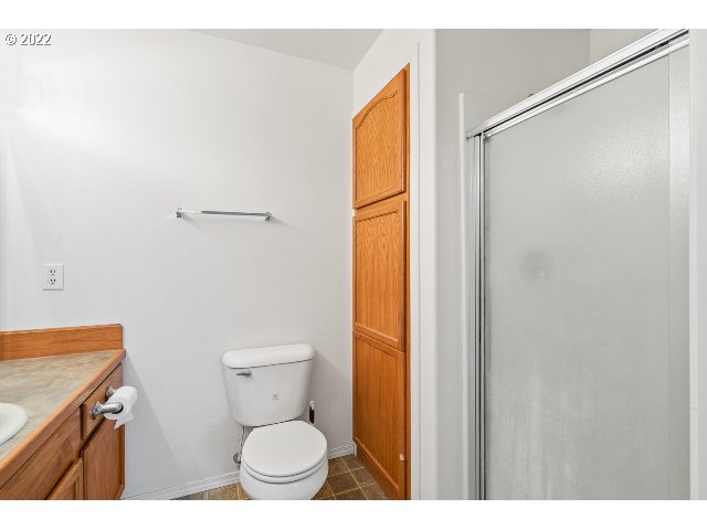 335 Jason Avenue Stanfield, OR 97875 - Photo 21 of 28 a bathroom with a toilet and a shower