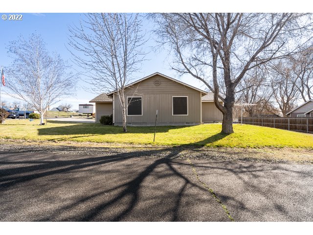 335 Jason Avenue Stanfield, OR 97875 - Photo 25 of 28 a view of a house with a swimming pool