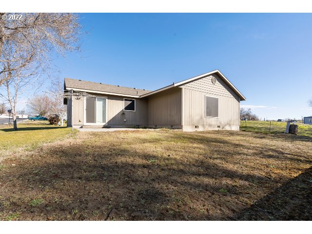 335 Jason Avenue Stanfield, OR 97875 - Photo 27 of 28 a view of large house with a yard