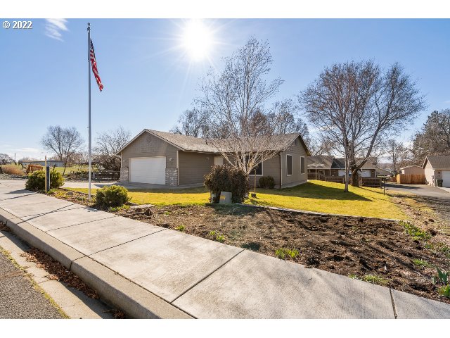 335 Jason Avenue Stanfield, OR 97875 - Photo 3 of 28 a view of swimming pool with sitting area