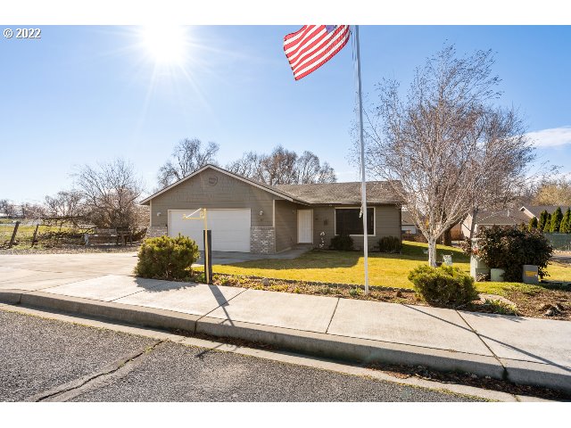 335 Jason Avenue Stanfield, OR 97875 - Photo 5 of 28 a view of a house with a yard