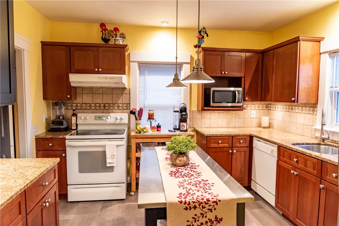 51 Friendly Road Cranston, RI 02910 - Photo 8 of 48