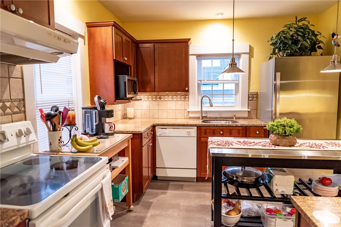 51 Friendly Road Cranston, RI 02910 - Photo 9 of 48