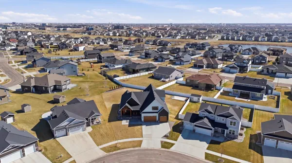 $1,100,000 | 3632 Crimson Loop South, Fargo, ND 58104