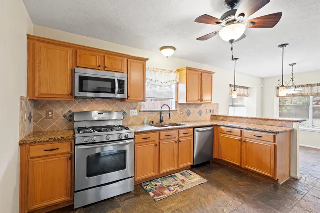 $2,400 | 6906 Durango Drive, Magnolia, TX 77354