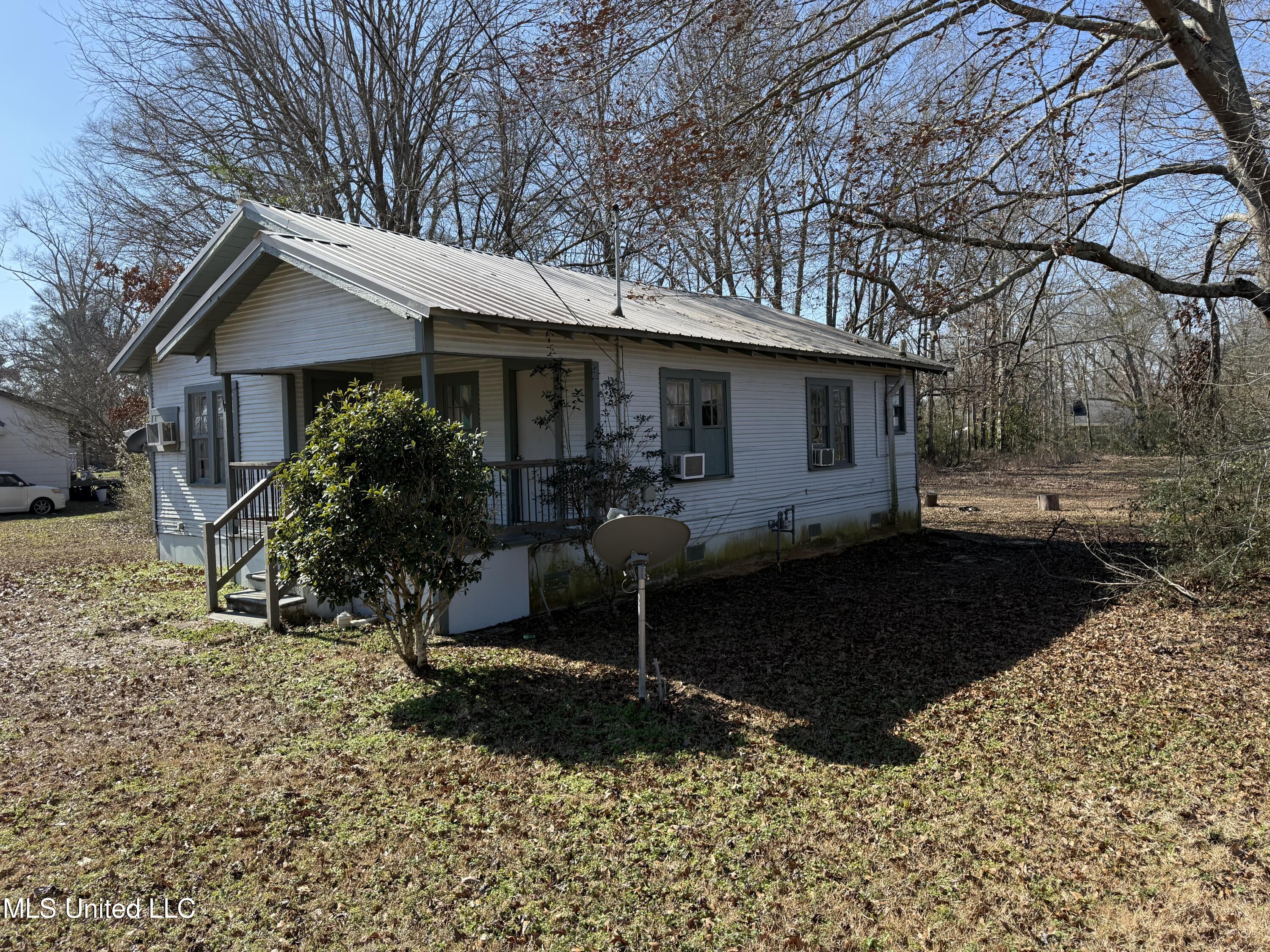 112 Moore Avenue Pelahatchie, MS 39145 - Photo 2 of 11 IMG_3977