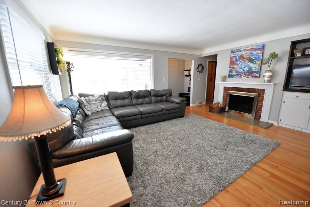 4002 Highfield Road Royal Oak, MI 48073 - Photo 7 of 31 Living Room