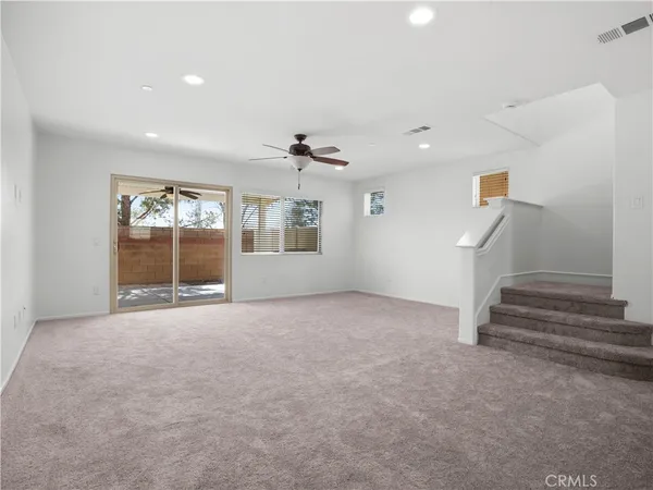 en empty room with windows and pillars in it