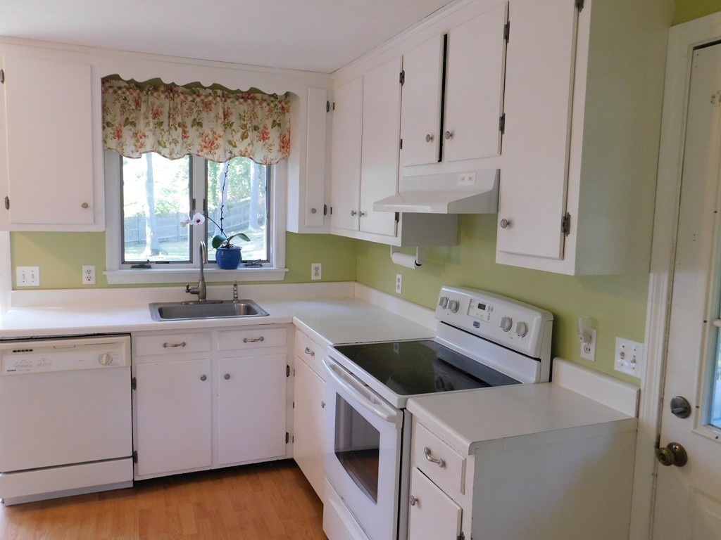 27 Parker Road Pembroke, MA 02359 - Photo 4 of 13 Gallery Image 4