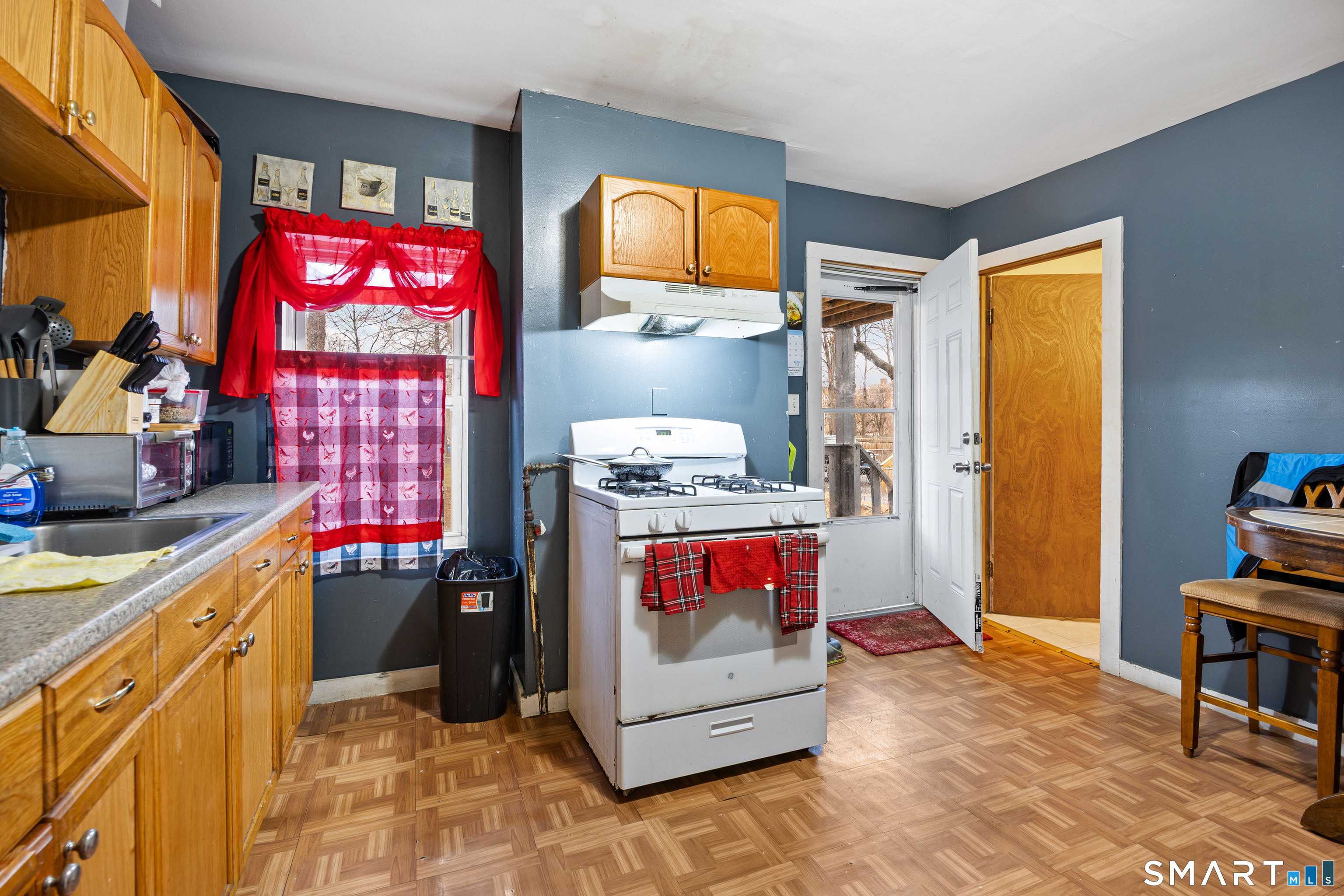 33 Martin Street Hartford, CT 06120 - Photo 7 of 35