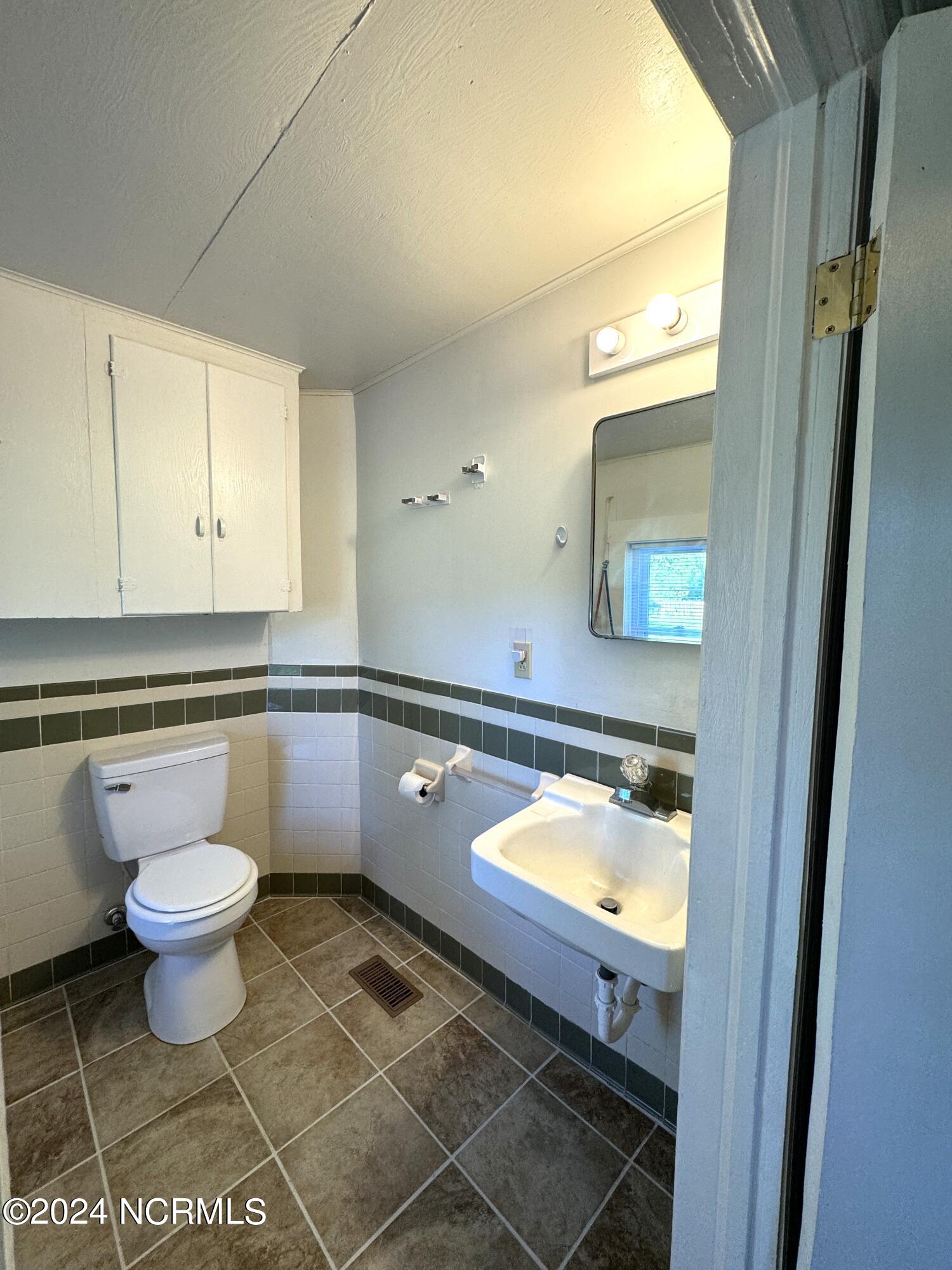 2274 Dawson Cabin Road Jacksonville, NC 28540 - Photo 16 of 29 20240516_123552648_iOS